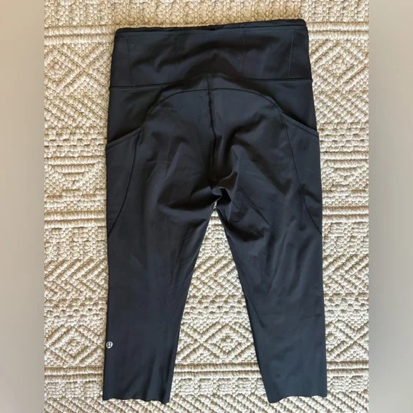 Lululemon Black Cropped Leggings Size 8 - Picture 2 of 3